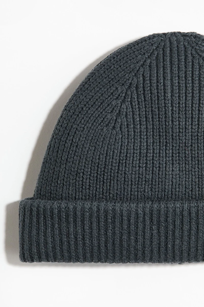 اتش اند ام قبعة محبوكة بتصميم مرن