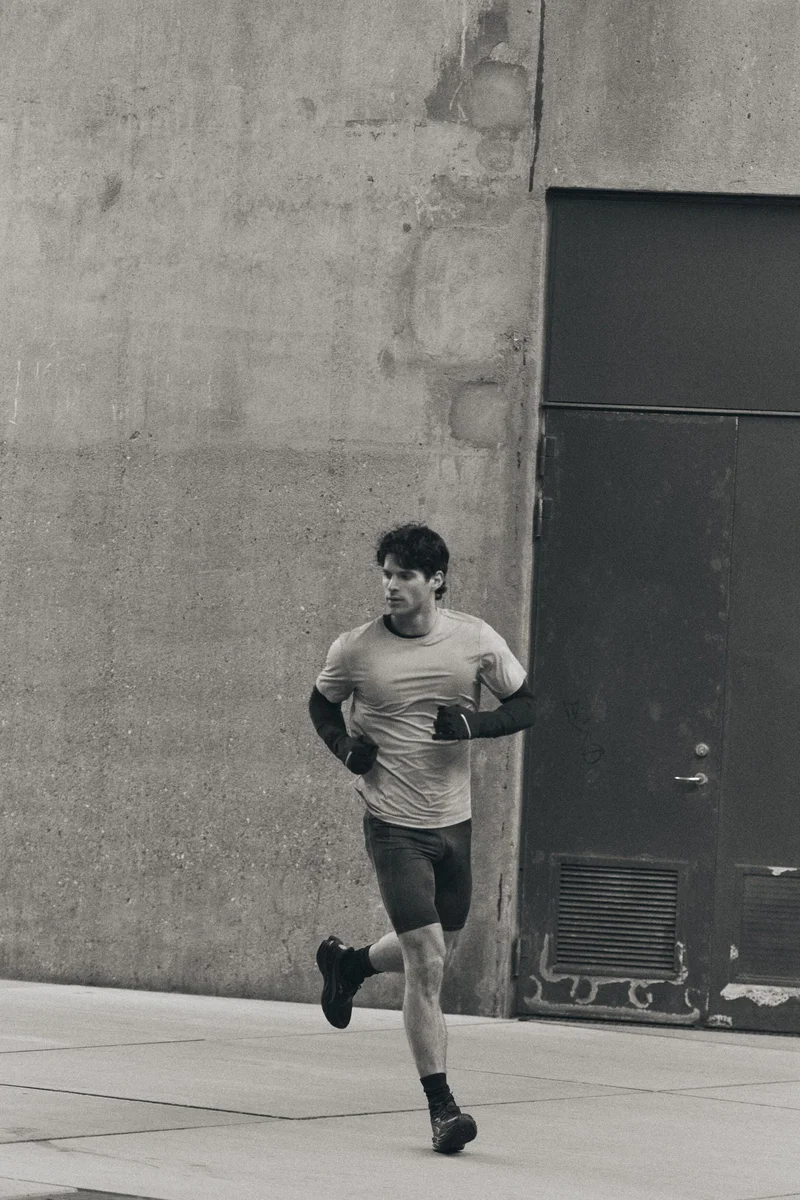 اتش اند ام كولون رياضي قصير من نسيج دراي موف™