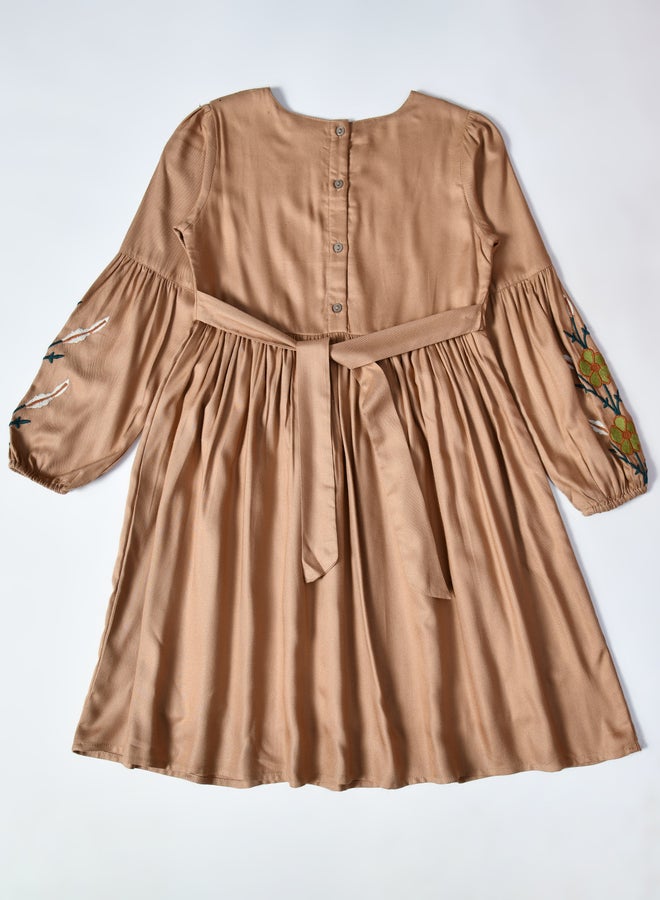 بيلا مودا فستان مطرز بالزهور - Image 3