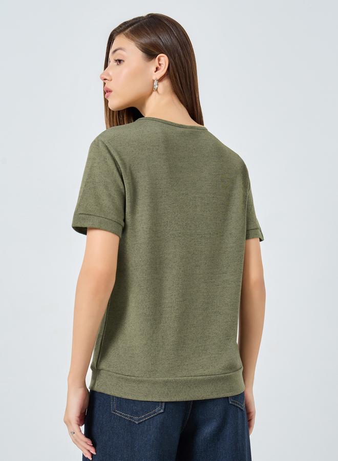 ستايلي تيشيرت محبوك بقصة مريحة وتفاصيل بارزة الملمس - Image 4