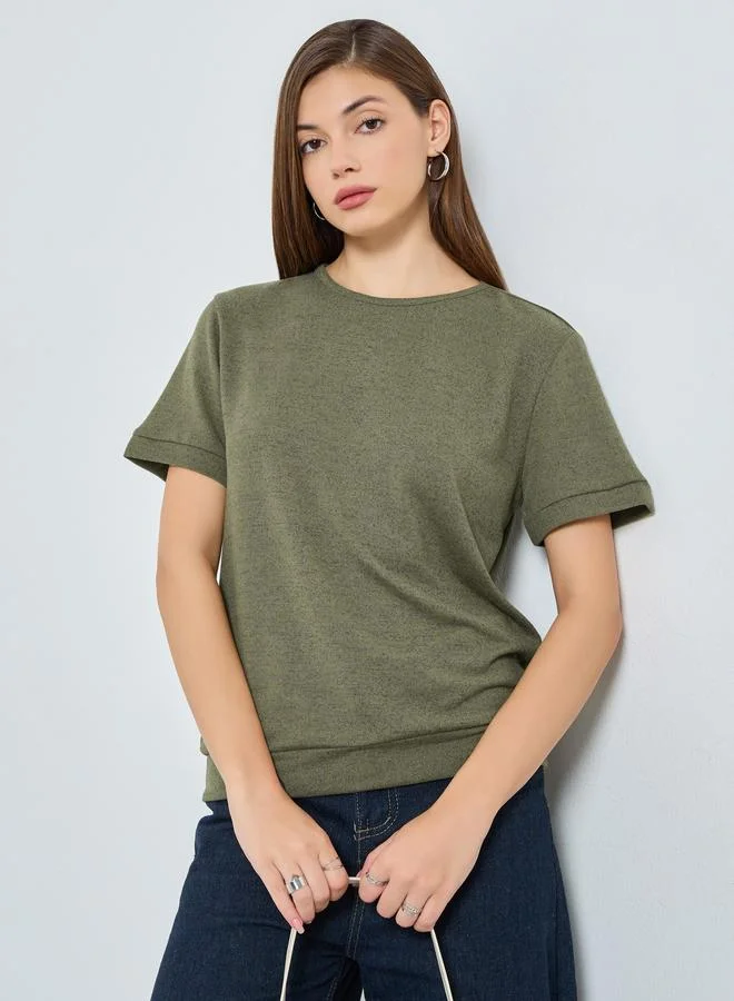 ستايلي تيشيرت محبوك بقصة مريحة وتفاصيل بارزة الملمس