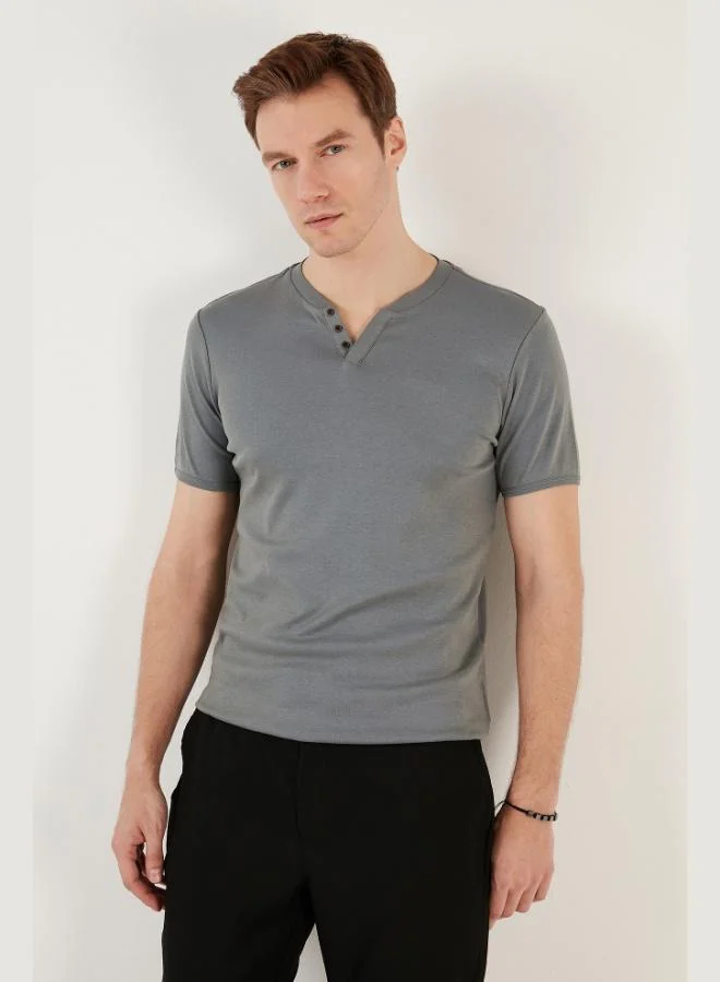 بوراتي تيشيرت رجالي قطن بياقة على شكل  بقصة ضيقة من بوراتي