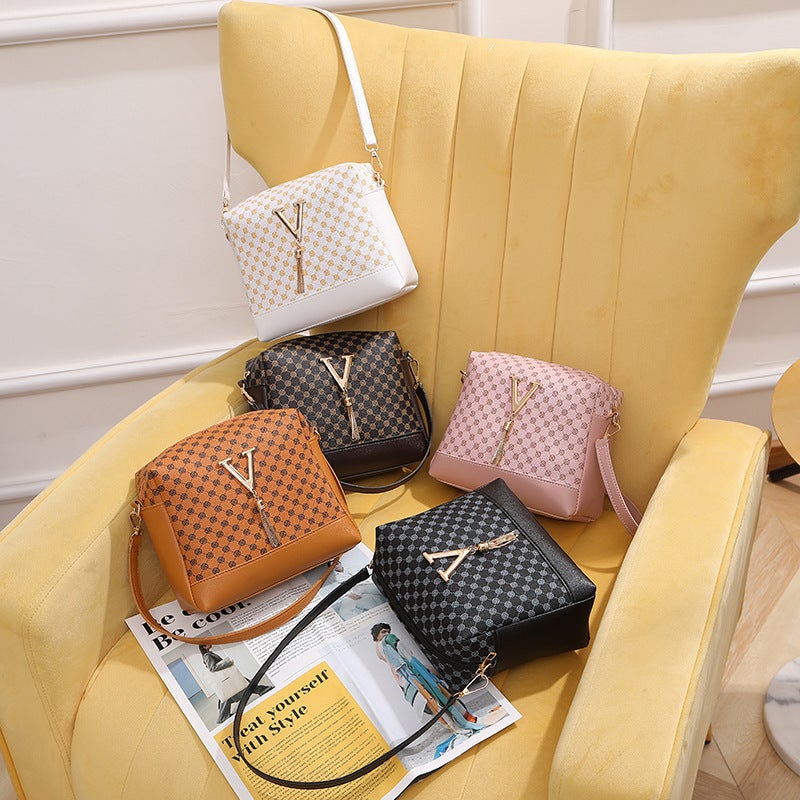 Bag Women'S 2023 New Fashion Printed V-Shaped Ornament Chain Crossbody Small Square Bag Shoulder Underarm Bag Women'S Bag - Image 2