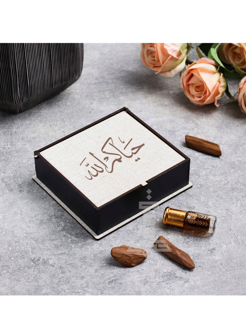 حكاية شمعة عود مروكي مع دهن العود الخليجي ، تأتي في 3 بوكسات أنيقة محفور عليها عبارة حياكم الله - Image 2