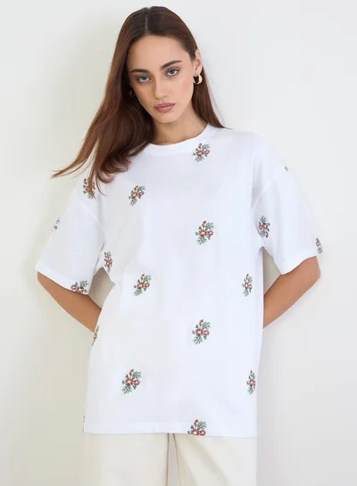 ستايلي تيشيرت واسع مُطرّز بزهور