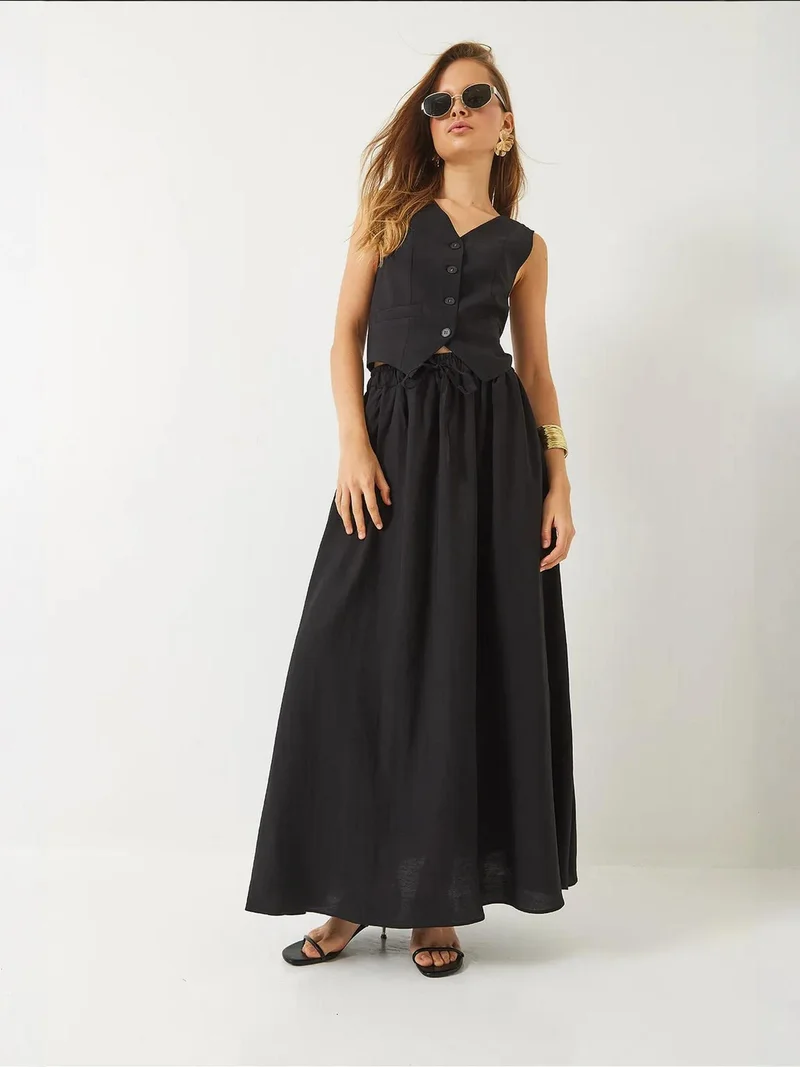 بيانكو لوتشي LUCCI V-Neck Vest and Maxi Skirt Two-Piece Coord Set