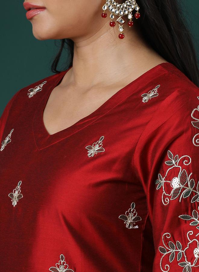 جلو باص طقم كورتا مطرزة بزاري بياقة عميقة مع بنطال بخصر مطاطي - Image 4