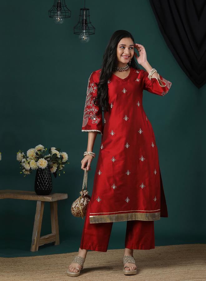 جلو باص طقم كورتا مطرزة بزاري بياقة عميقة مع بنطال بخصر مطاطي - Image 1