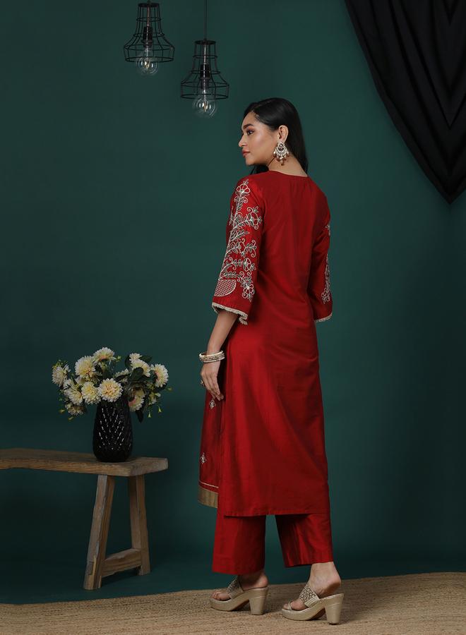 جلو باص طقم كورتا مطرزة بزاري بياقة عميقة مع بنطال بخصر مطاطي - Image 3