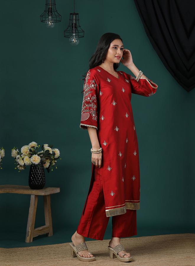 جلو باص طقم كورتا مطرزة بزاري بياقة عميقة مع بنطال بخصر مطاطي - Image 2