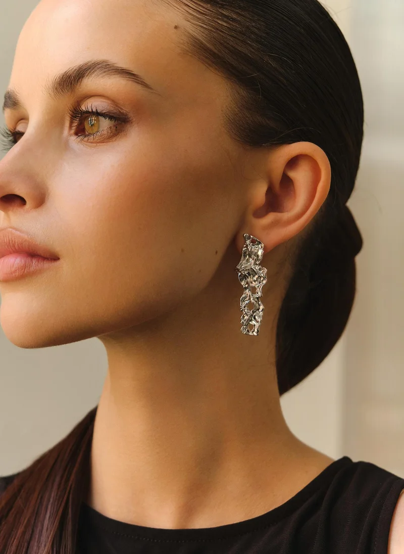 Long stud earrings in crumpled metal