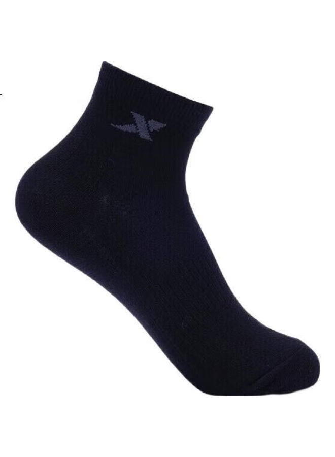 XTEP جوارب رجال Xtep، جوارب رياضية جافة وصديقة للبشرة، عبوة مكونة من خمسة أزواج، ألوان مختلطة، جوارب بلون موحد، تمتص الرطوبة وتزيل العرق - Image 1