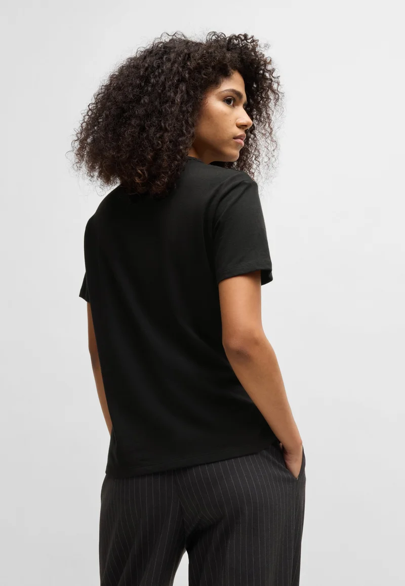 هوجو تيشيرت قطن بياقة دائرية وطبعة موسمية