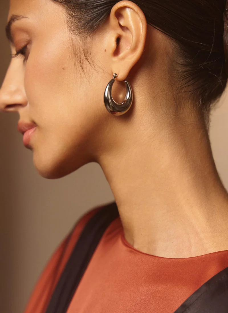 Hollow hoop earrings in smooth metal
