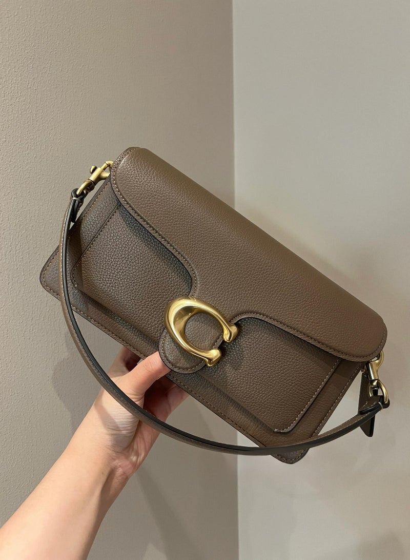 كوتش اوت ليت حقيبة يد وكتف من جلد مبطن لامع من كوتش Tabby 26، باللون البني الداكن (إبزيم ذهبي) - Image 1