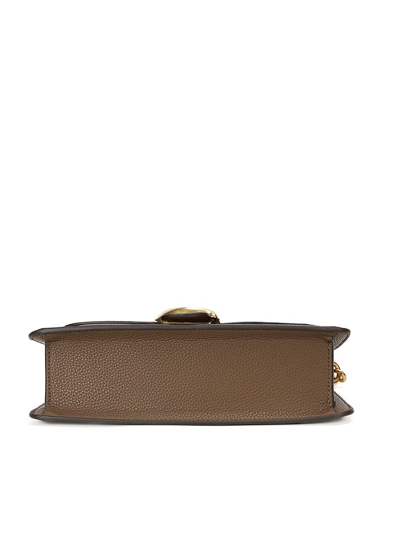 كوتش اوت ليت حقيبة يد وكتف من جلد مبطن لامع من كوتش Tabby 26، باللون البني الداكن (إبزيم ذهبي) - Image 4