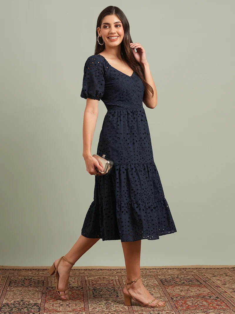 جلو باص فستان نسائي ميدي أزرق داكن بياقة قلب وأكمام منفوشة وتصميم شيفلي وطبقات بخط  مناسب للمنتجعات