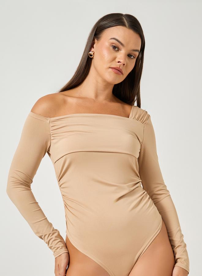 ستايلي بودي سوت بياقة غير متماثلة وتفاصيل ثنيات - Image 1