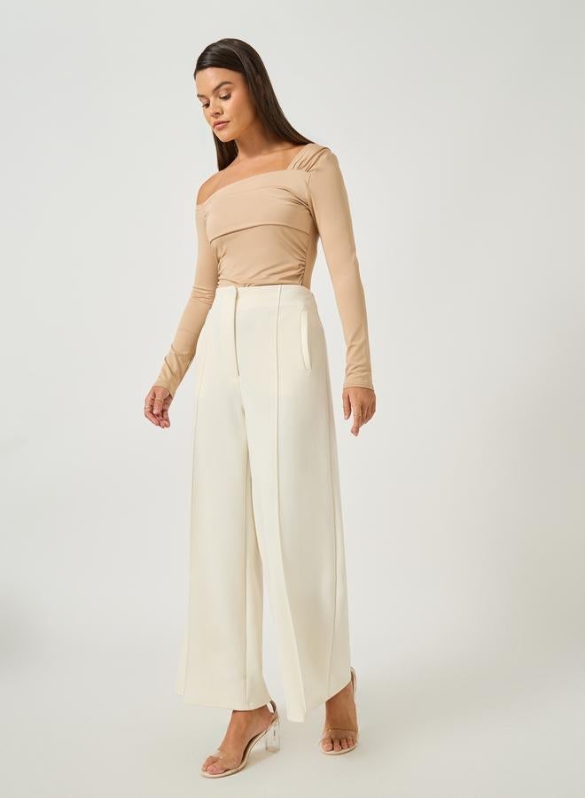 ستايلي بودي سوت بياقة غير متماثلة وتفاصيل ثنيات - Image 2