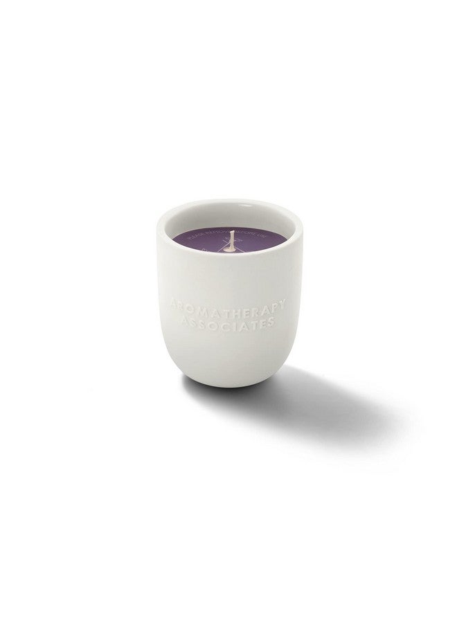 أروما ثيرابي أسوسياتس شمعة الضيق. شمع نباتي مصبوب يدويًا للشعور بالهدوء والتركيز. مصنوع من زيوت اللبان والبابونج العطرية. وقت الحرق لمدة 40 ساعة (7.05 أونصة) - Image 2