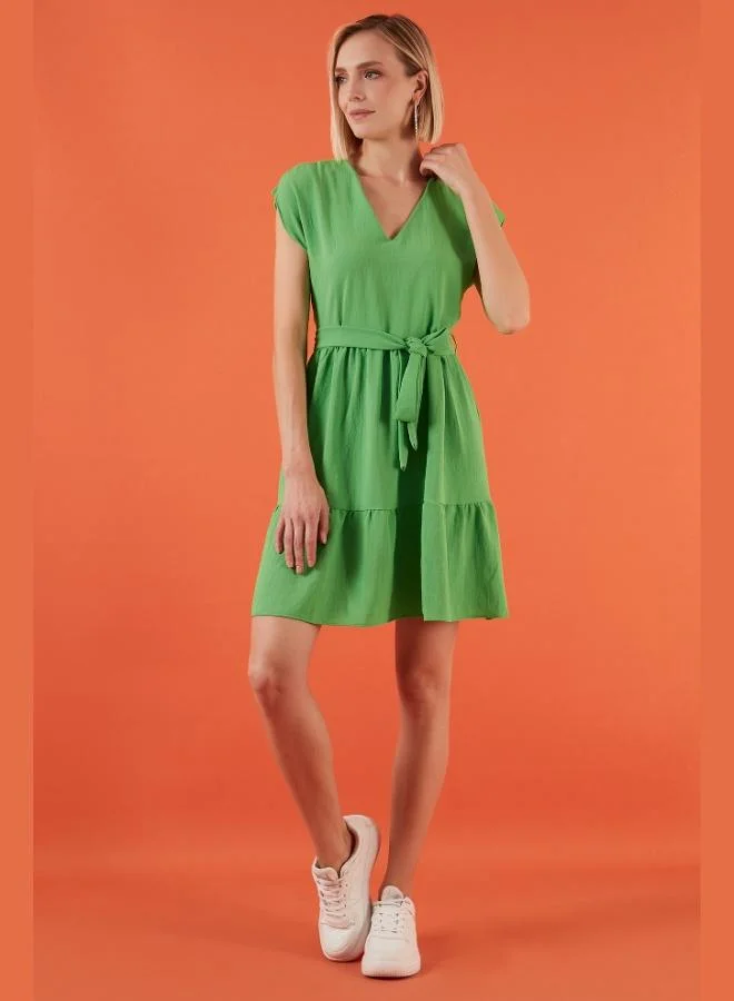 ليلا فستان ليلا بياقة على شكل حرف  وتفاصيل ربطة خصر للنساء