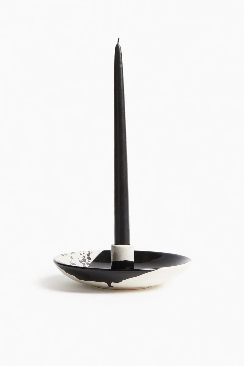 اتش اند ام حامل شمع من الفخار المنقوش