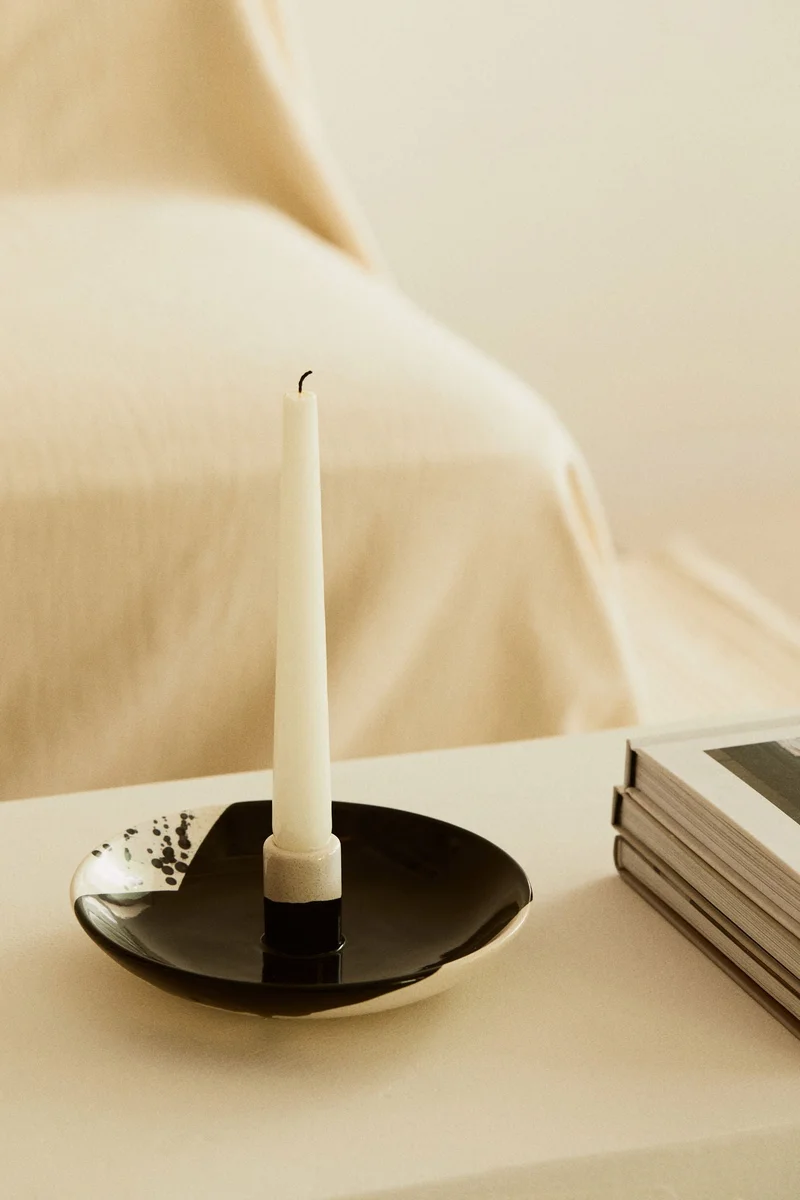 اتش اند ام حامل شمع من الفخار المنقوش