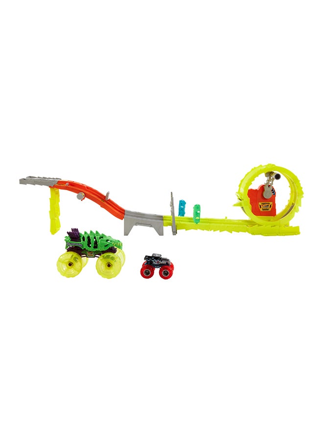 Hot Wheels - Monster Trucks Track Set with 2 Toy Trucks: Oversized Skelesaurus & 1:64 Scale Bone Shaker, Charge & Chase Challenge with 2 Crushed Cars - Image 1