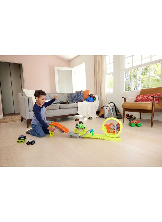 Hot Wheels - Monster Trucks Track Set with 2 Toy Trucks: Oversized Skelesaurus & 1:64 Scale Bone Shaker, Charge & Chase Challenge with 2 Crushed Cars - Image 1