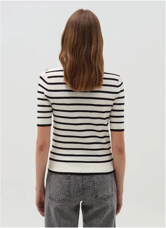 او في اس Short-sleeved top with striped pattern