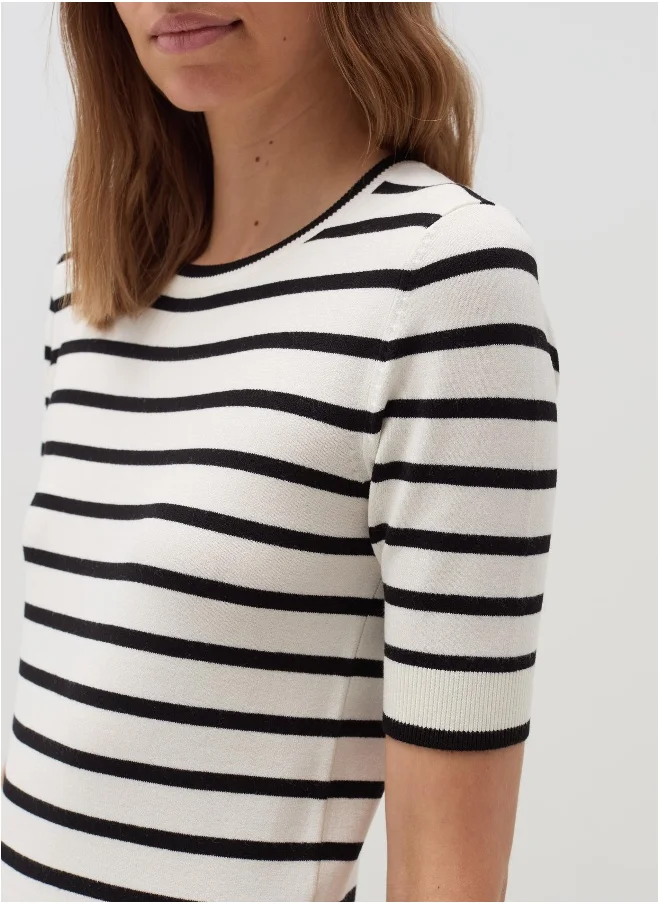 او في اس Short-sleeved top with striped pattern