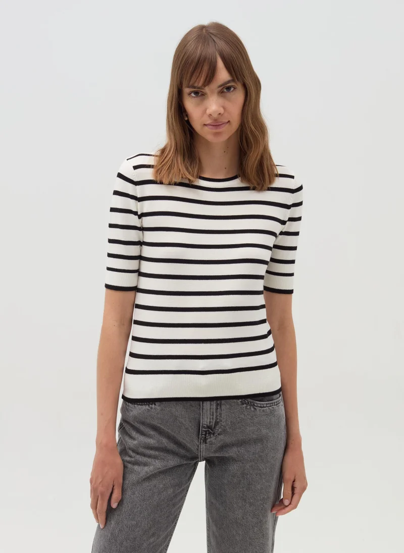 او في اس Short-sleeved top with striped pattern