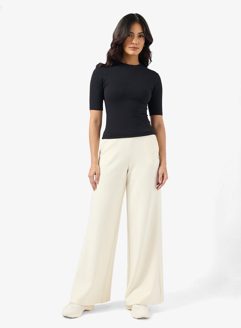 بنطلون واسع الساق بخصر مرتفع وشعار