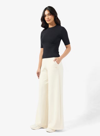 بنطلون واسع الساق بخصر مرتفع وشعار