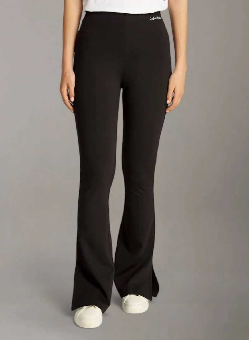 كالفن كلاين جينز ليغينغز ميلانو من قماش الجيرسيه بقصة ضيقة من الأعلى وواسعة من الأسفل