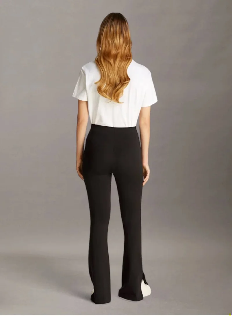 كالفن كلاين جينز ليغينغز ميلانو من قماش الجيرسيه بقصة ضيقة من الأعلى وواسعة من الأسفل