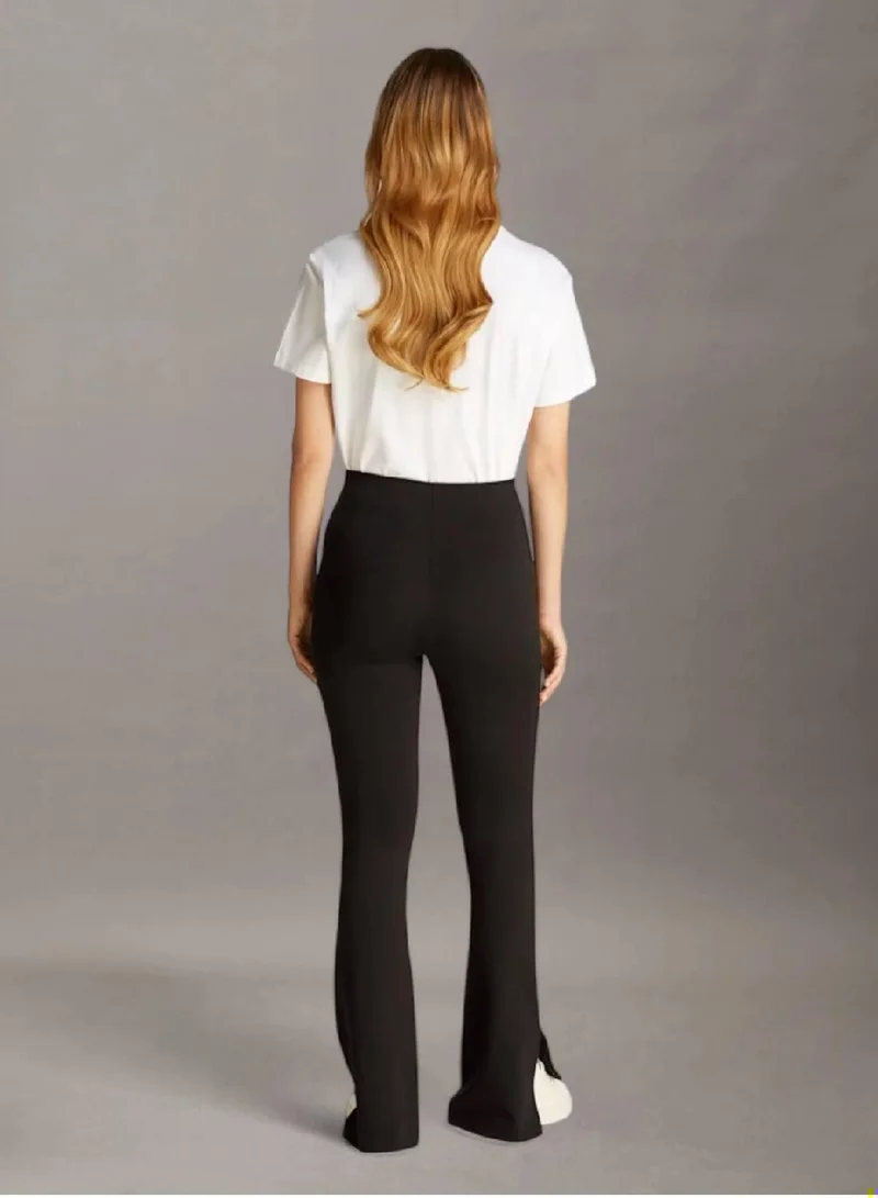 كالفن كلاين جينز ليغينغز ميلانو من قماش الجيرسيه بقصة ضيقة من الأعلى وواسعة من الأسفل