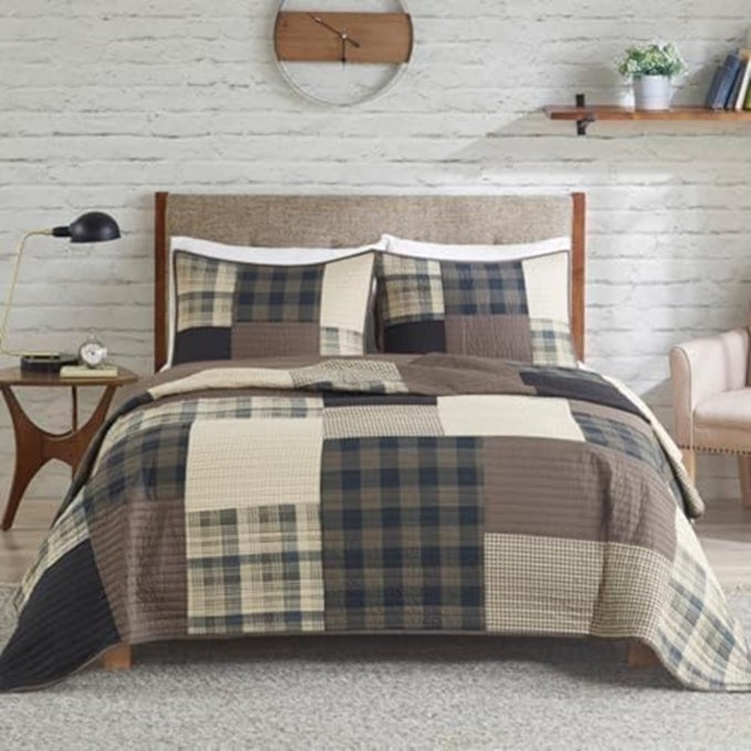 WINTER HILLS REVERSIBLE QUILT SET COTTAGE STYLING REVERSED TO SOLID COLOR ALL SEASON LIGHTWEIGHT COVERLET COZY BEDDING LAYER MATCHING SHAMS OVERSIZED FULLQUEEN PLAID TAN 3 PIECE