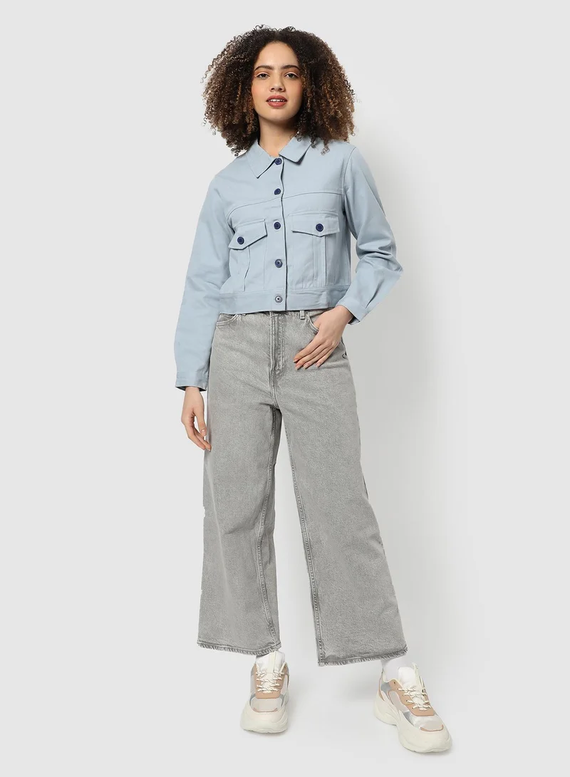 كامبوس سوترا جاكيت نسائي أزرق فاتح بأزرار أمامية وجيوب بغطاء وياقة ممتدة وأكمام طويلة وفتحة بأزرار، مصنوع من القطن بتصميم مريح للارتداء اليومي