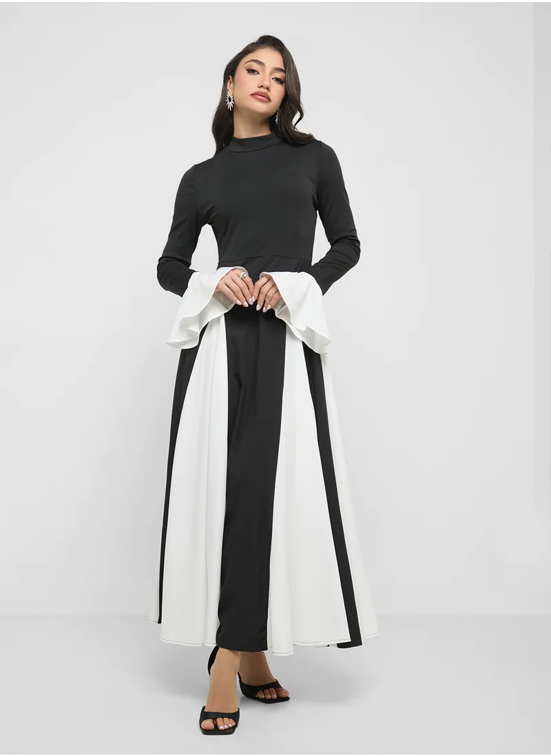 خزانة Monochrome Dress With Ruffle Sleeves
