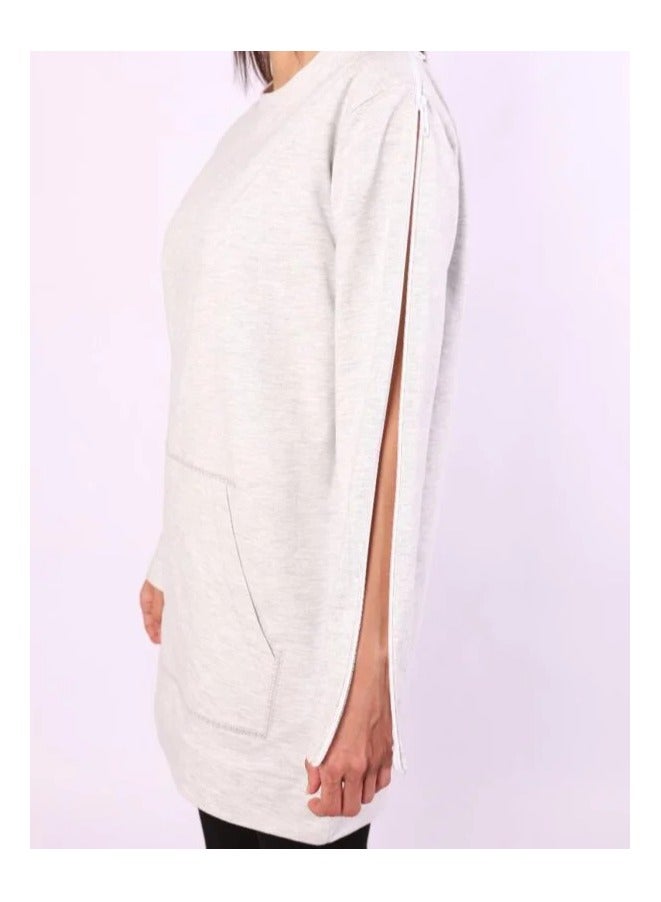 Sweatshirt with an opening from the shoulder to the lower arm (zipper)