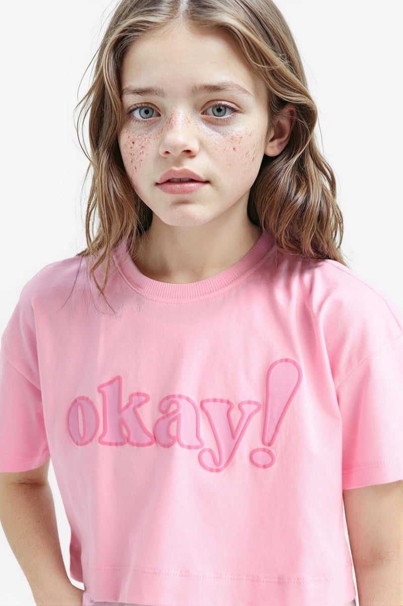 ديفاكتو تيشيرت بناتي نص كم بطبعة شعار بياقة مستديرة - Image 2