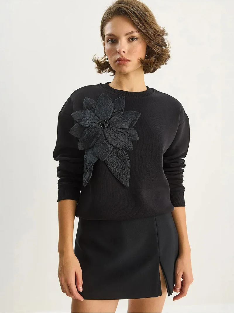 LUCCI Accessory Detailed Long Sleeve Crew Neck Sweatshirt