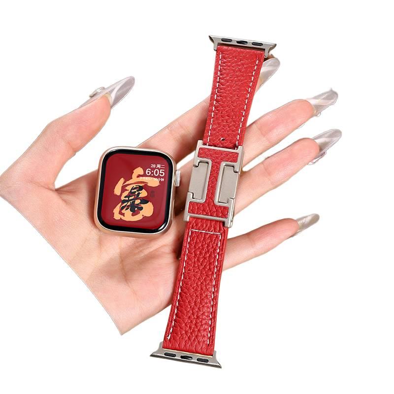 سوار ساعة ذكية سوار جلدي كلاسيكي متوافق باللون أحمر قابل للتعديل مع Apple Watch 38/40/41/42/44/45/49mm بملاءمة قابلة للتعديل وحزام بديل - Image 1