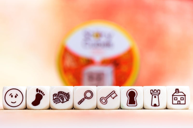 Asmodee أسمودي مكعبات قصة روري الكلاسيكية (إيكو-بليستر) - أطلق العنان للخيال مع سرد قصص بلا حدود، لعبة إبداعية للأطفال والبالغين، للأعمار 6 سنوات فما فوق، 1+ لاعب، مدة اللعب 10 دقائق - Image 5