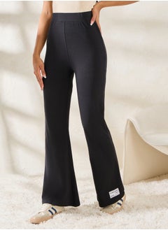 Styli بنطال ضيق بقصّة واسعة وتفاصيل شارة سادة  - Image 3