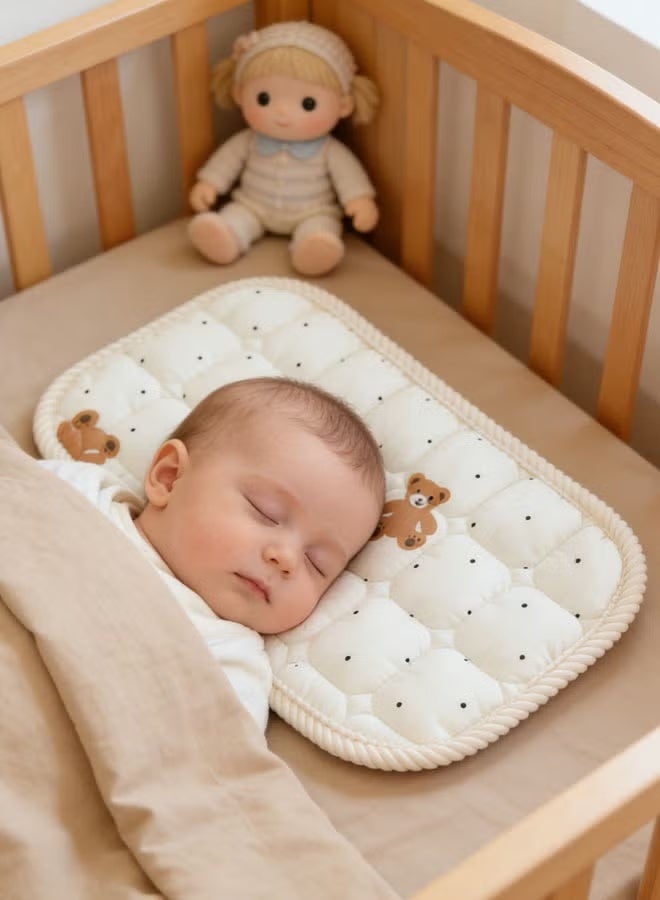 Berma Baby وسادة نوم للأطفال حديثي الولادة (من 0 إلى 12 شهرًا)، وسادة قيلولة للأطفال مصنوعة من القطن الخالص 100%، بطبعة كرتونية، قابلة للغسل في الغسالة ومضادة للحساسية، مفروشات ناعمة وجيدة التهوية لسرير الأطفال (على شكل دب). - Image 3