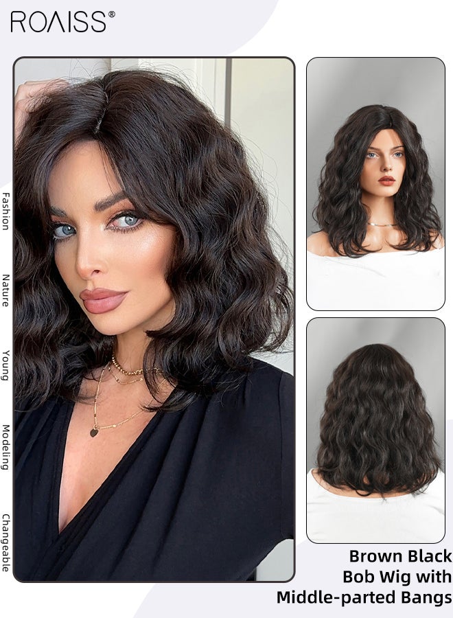 رويس باروكة شعر مستعار مموج بني أسود للنساء بطول 16 بوصة قصيرة عند الكتفين بجزء وسط مجعد ومموج، باروكة شعر مستعار طبيعية المظهر مصنوعة من ألياف صناعية مقاومة للحرارة للاستخدام اليومي في الحفلات - Image 1