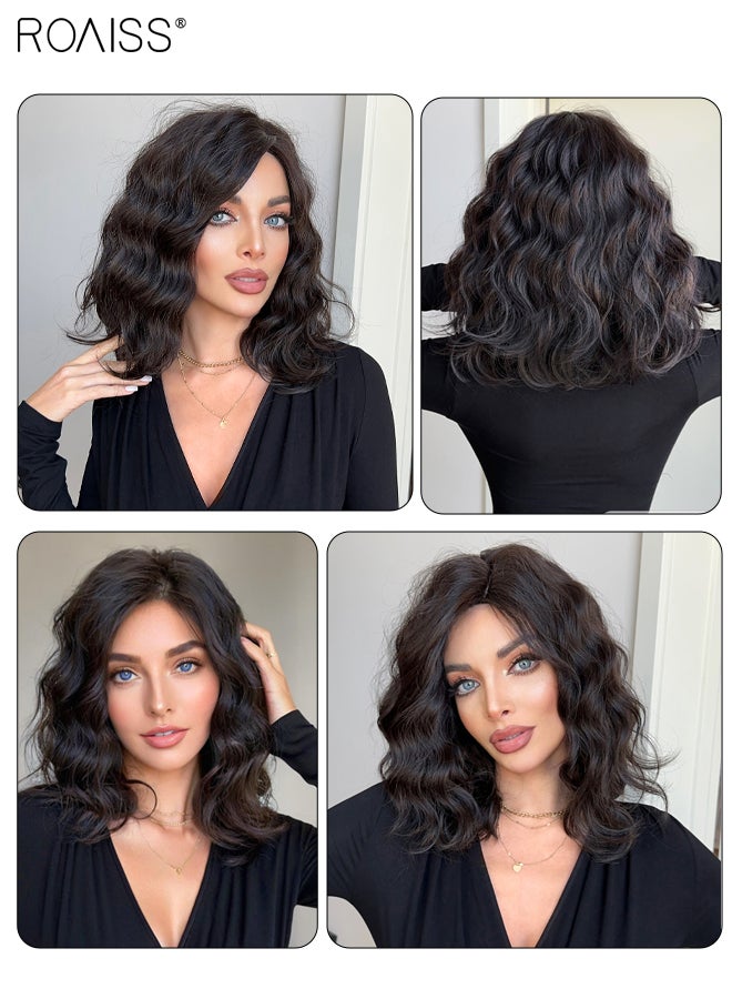 رويس باروكة شعر مستعار مموج بني أسود للنساء بطول 16 بوصة قصيرة عند الكتفين بجزء وسط مجعد ومموج، باروكة شعر مستعار طبيعية المظهر مصنوعة من ألياف صناعية مقاومة للحرارة للاستخدام اليومي في الحفلات - Image 5
