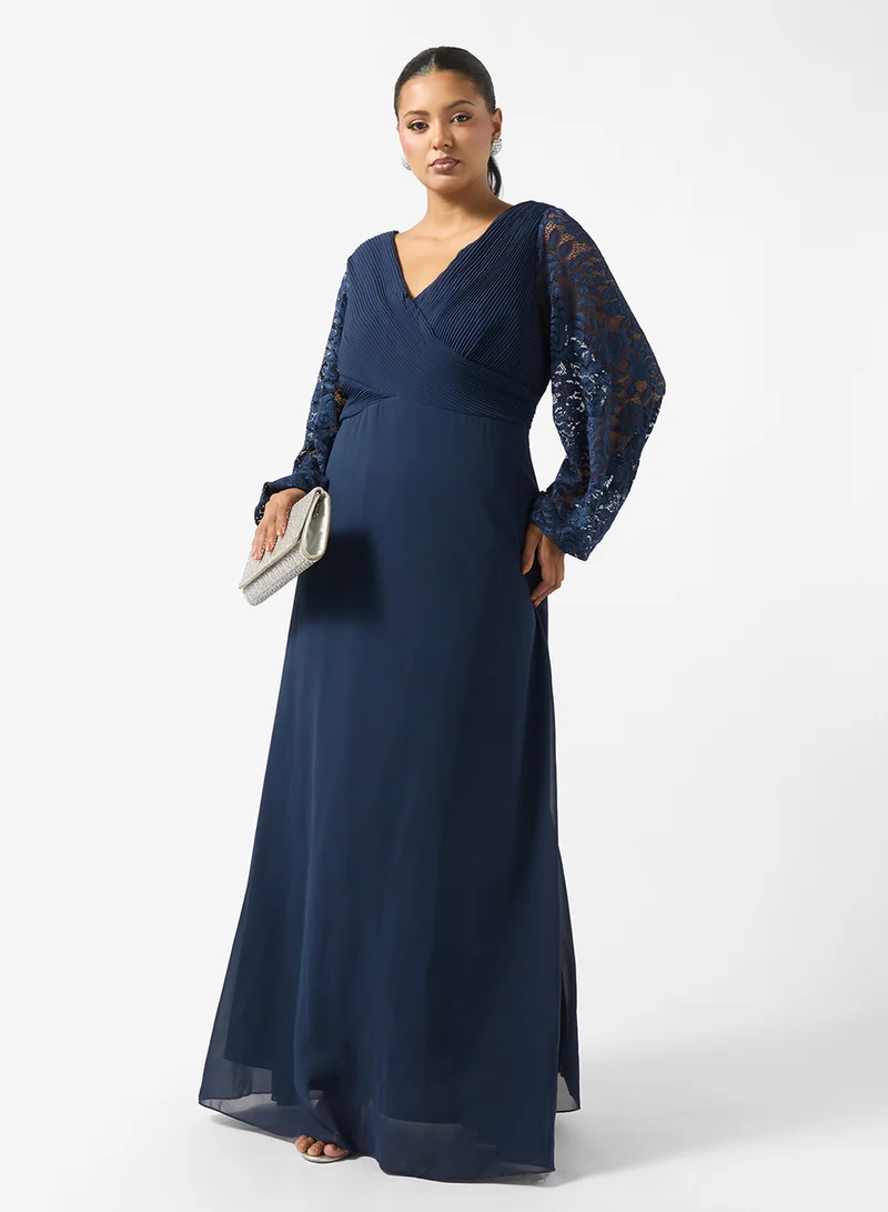 ايلا بلس فستان - بأكمام مزينة بالزهور